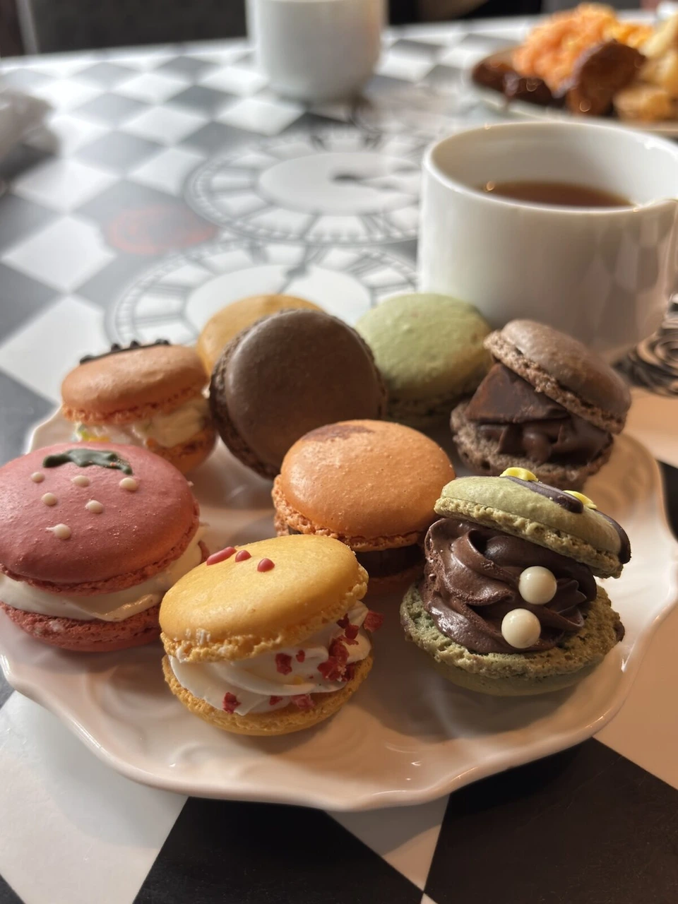 大通公園に面したカフェのカラフルなマカロンの盛り合わせと紅茶