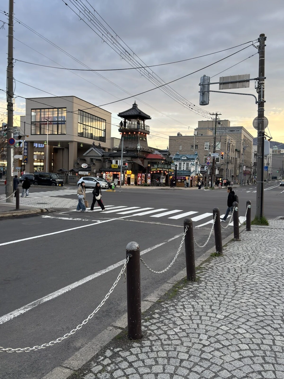 夕方の小樽・メルヘン交差点。蒸気時計の塔と石畳の歩道