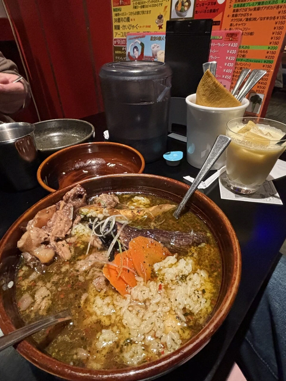 札幌で食べた夕食、大きな器に入った具だくさんのスープ料理と飲み物