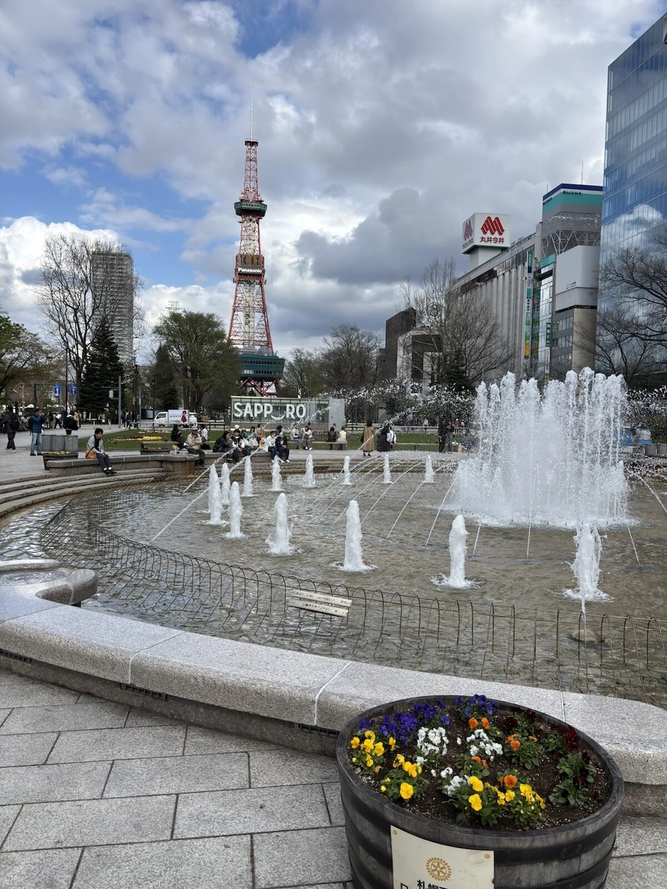 大通公園の噴水と花壇、奥にさっぽろテレビ塔