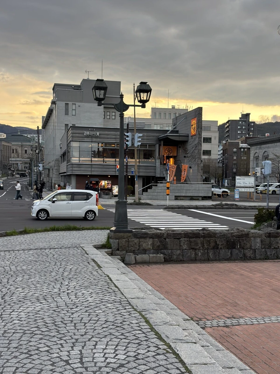 小樽・メルヘン交差点のガス灯と石畳、古い建物