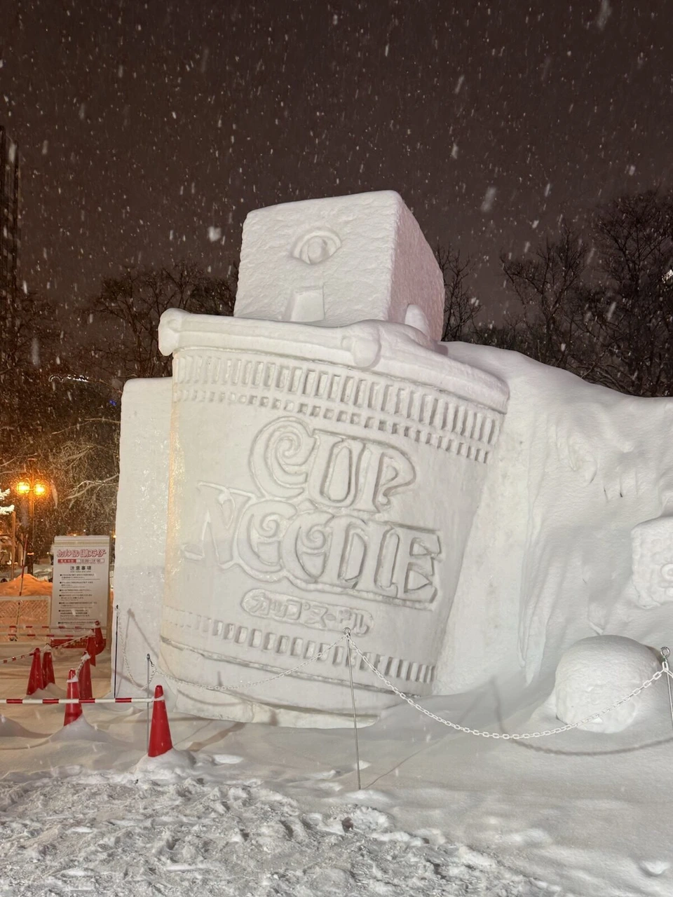 雪まつり大通会場の、カップヌードルの容器の形をした市民雪像