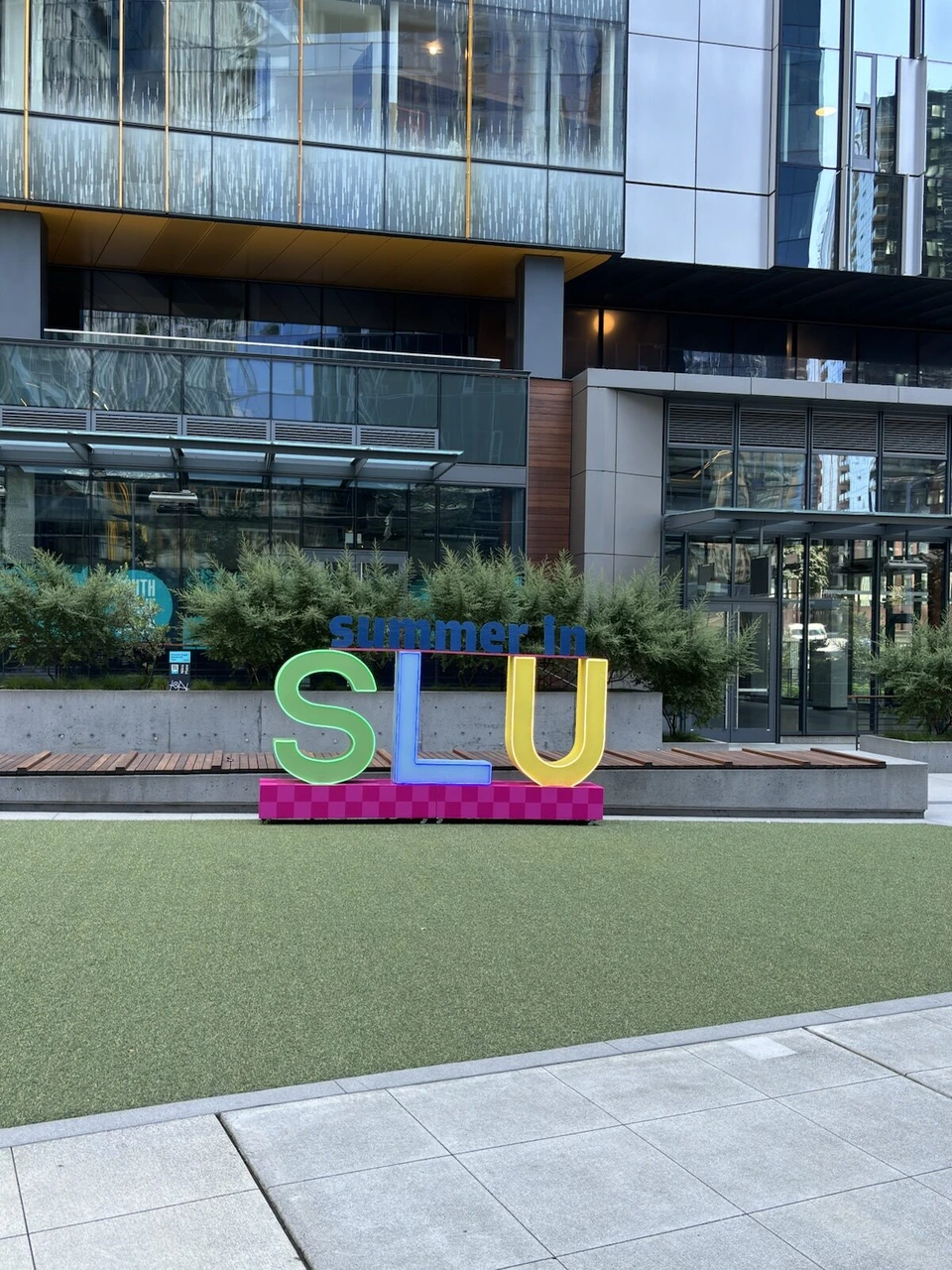 サウスレイクユニオンの芝生の上に置かれたカラフルなSLUの文字のオブジェ