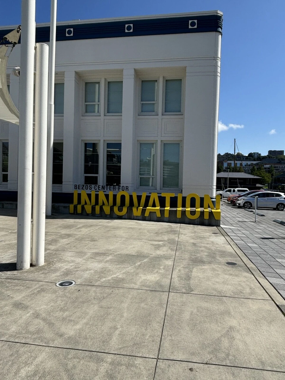 レイクユニオン湖畔の白い建物と、INNOVATIONの黄色い文字