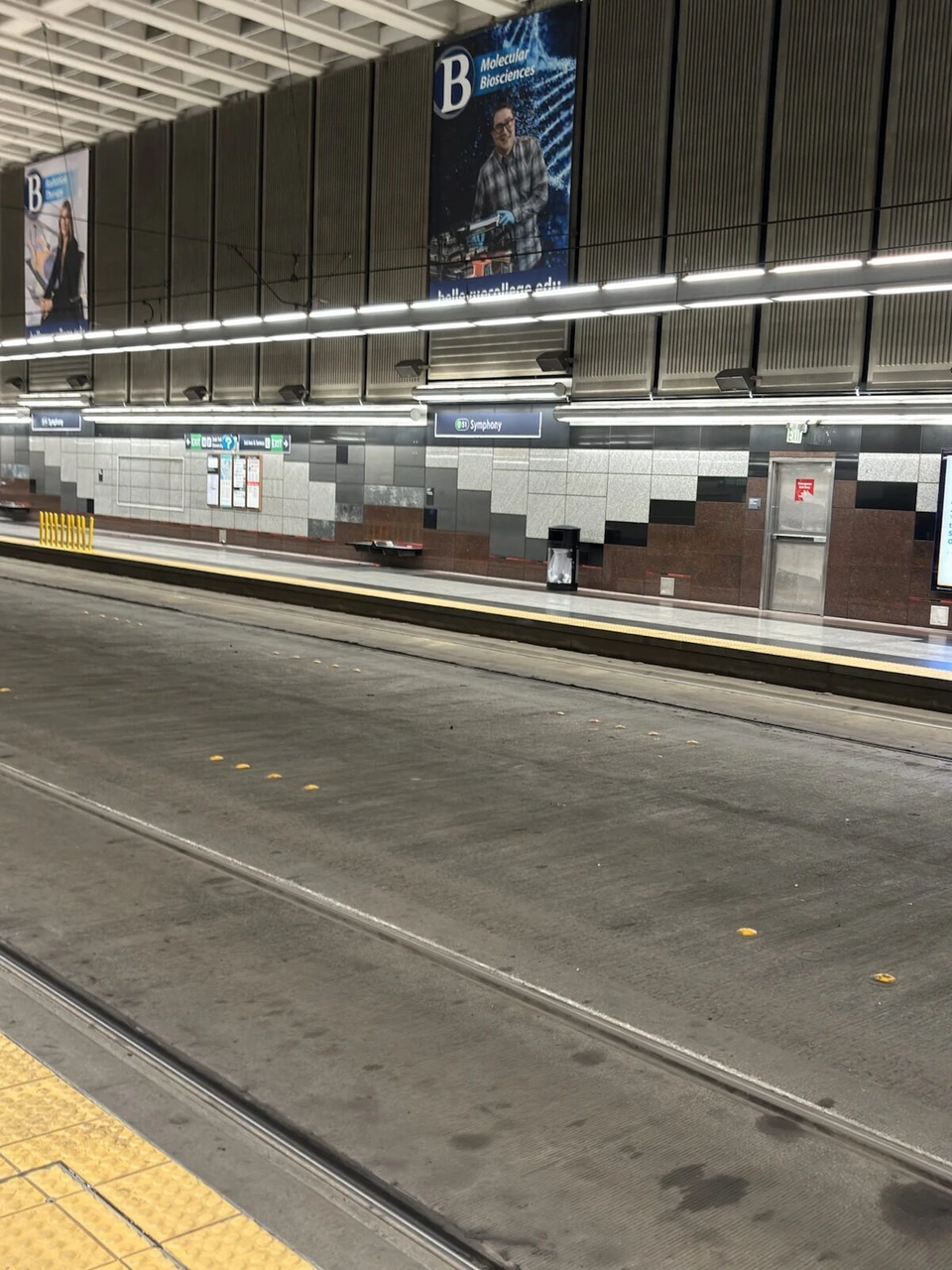 リンク・ライトレールのシンフォニー駅の地下ホーム