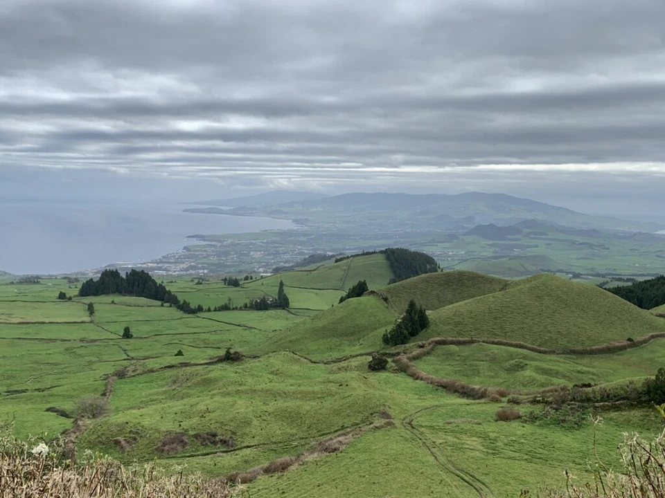 ピコ・ド・カルヴァン展望台から見た、小さな火山丘が並ぶ牧草地と海岸線