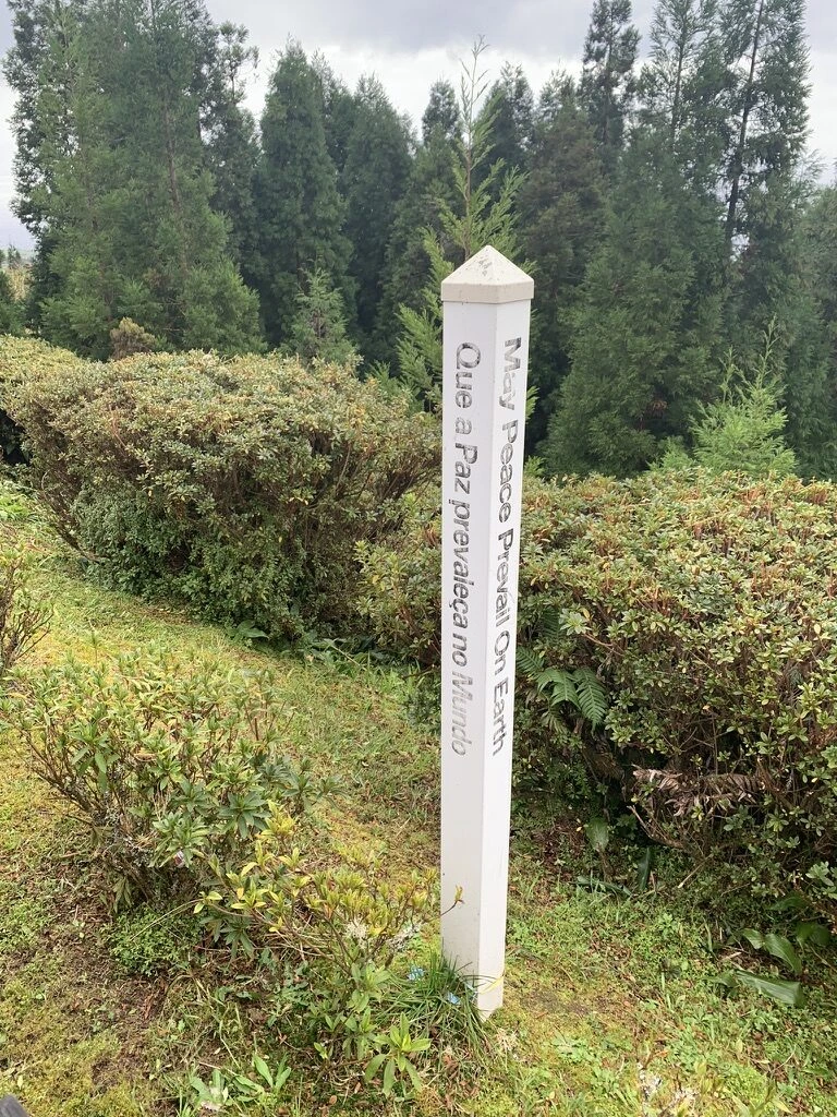 ヴィスタ・ド・レイ展望台近くの、May Peace Prevail On Earthと書かれた白い柱