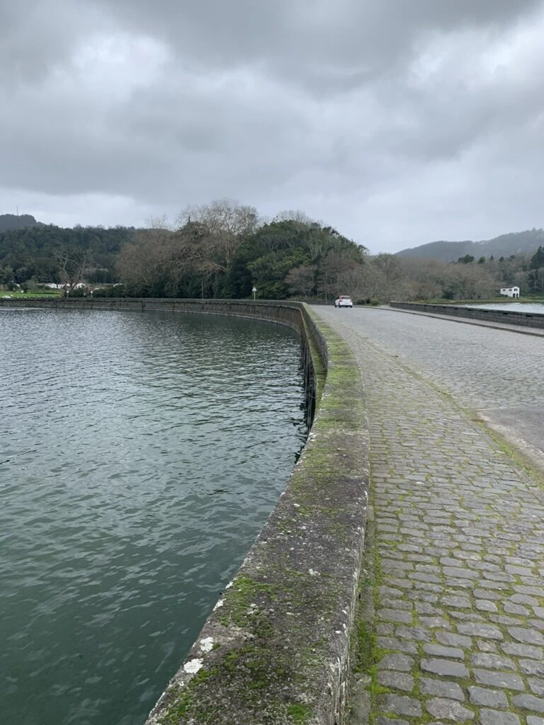 セテ・シダーデスの2つの湖の間を通る石の堤防の道