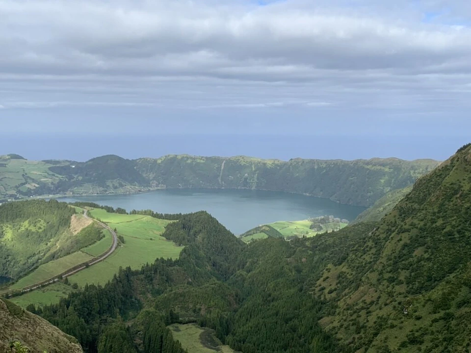 尾根の上から見たセテ・シダーデスの湖と緑の谷