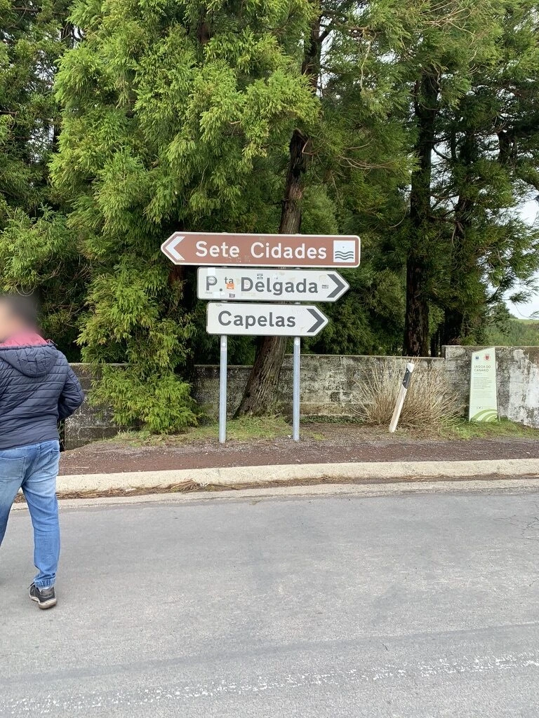 Sete Cidades、Delgada、Capelasの道標がある交差点