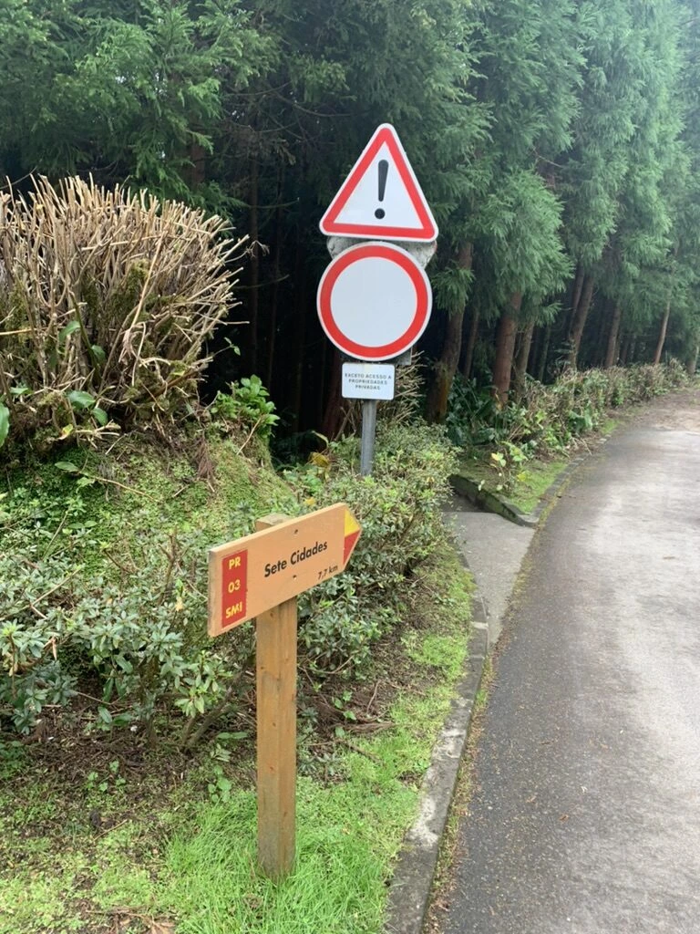 トレイルPR03 SMIの道標。Sete Cidades 7.7km