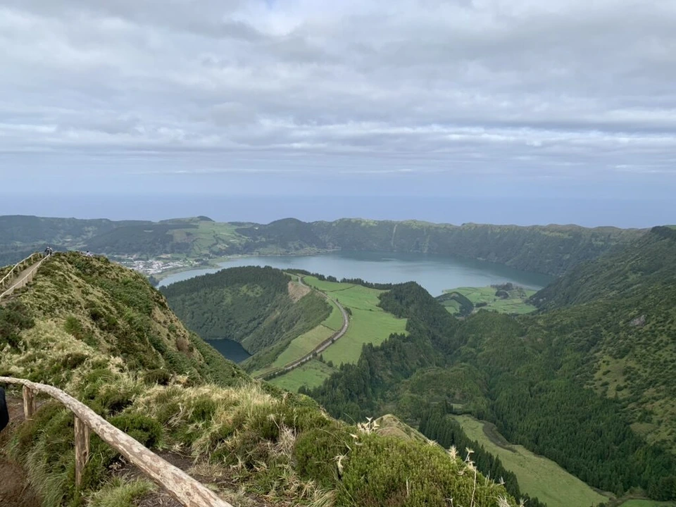 カナリオ湖からボカ・ド・インフェルノへ続く、木の柵がある尾根の遊歩道