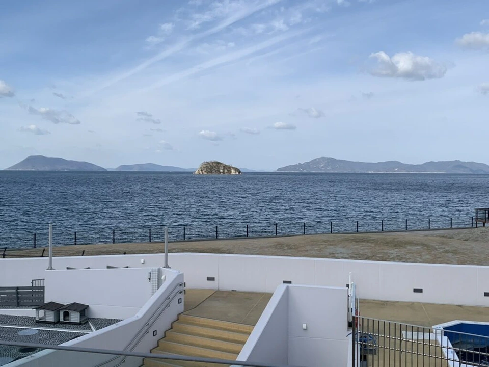 テラスから見下ろした瀬戸内海と小島、手前に建物の屋上