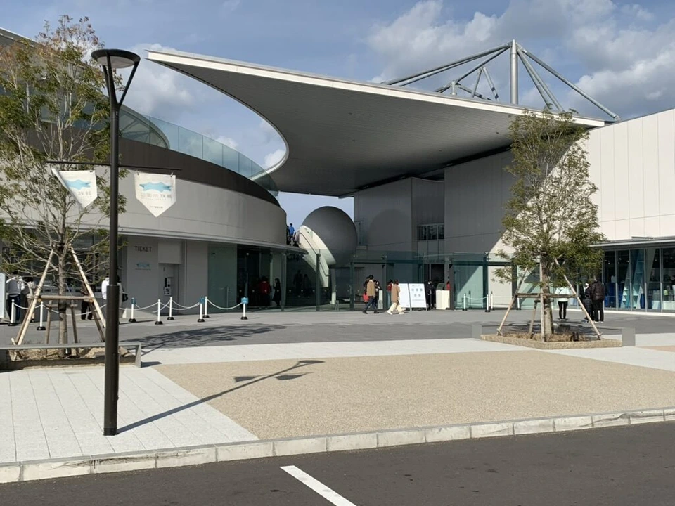 四国水族館の、弓なりの大きな屋根がかかった入口付近