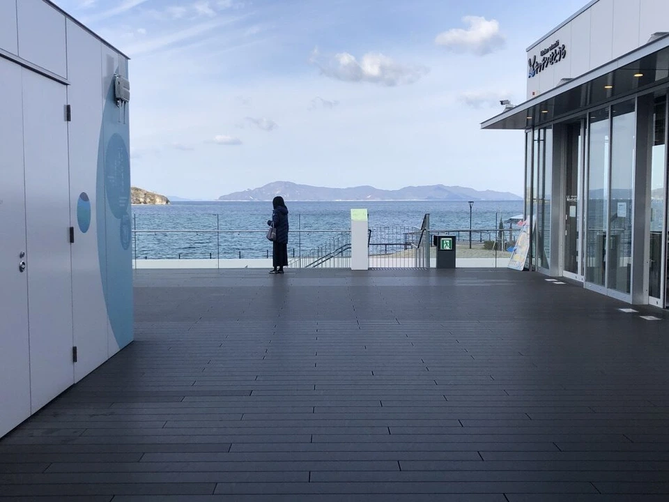 四国水族館の屋外テラスの床と、柵の向こうの瀬戸内海と島