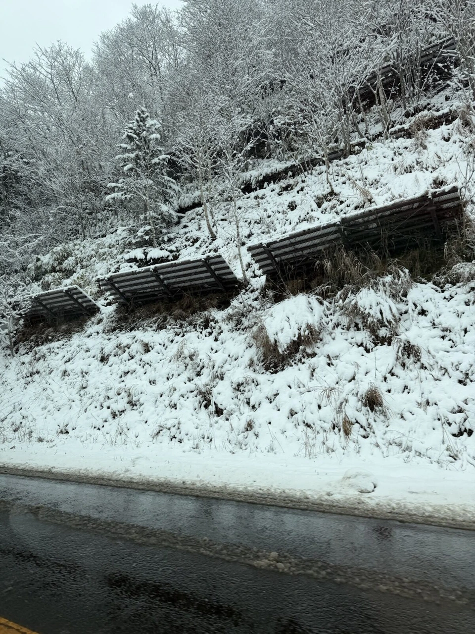 支笏湖から喜茂別へ向かう峠道。車窓から見た雪の斜面と雪崩防止の柵