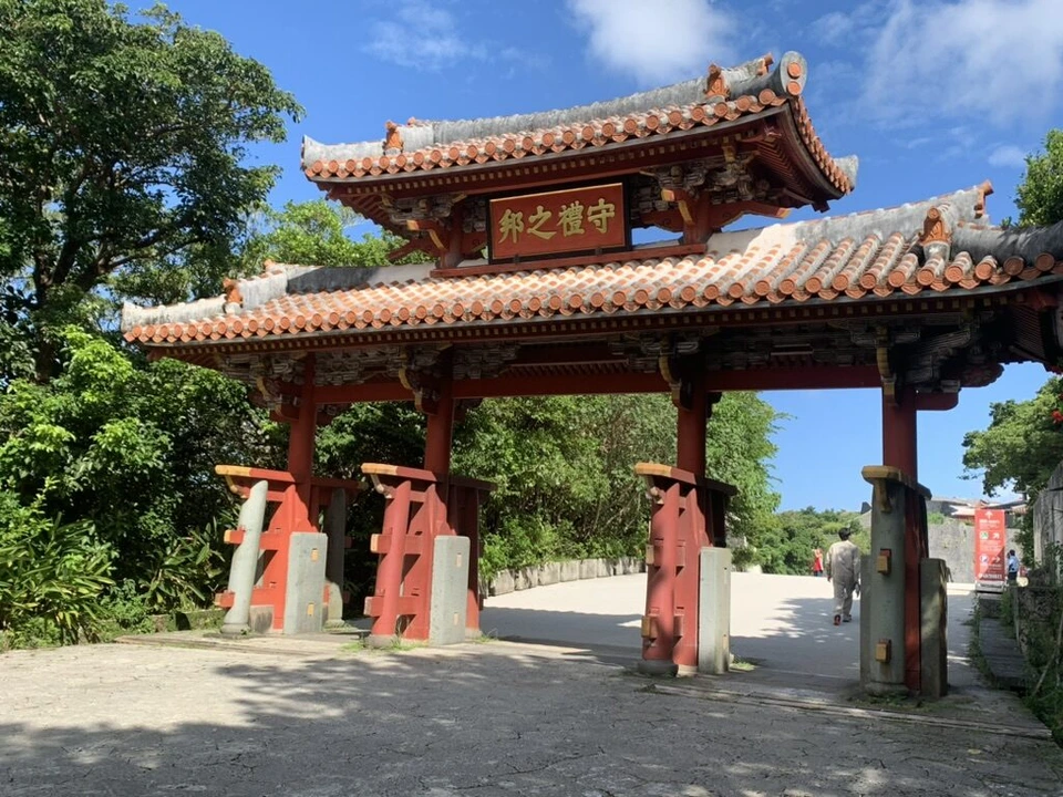 青空の下の首里城・守礼門。赤い柱と赤瓦の二重の屋根