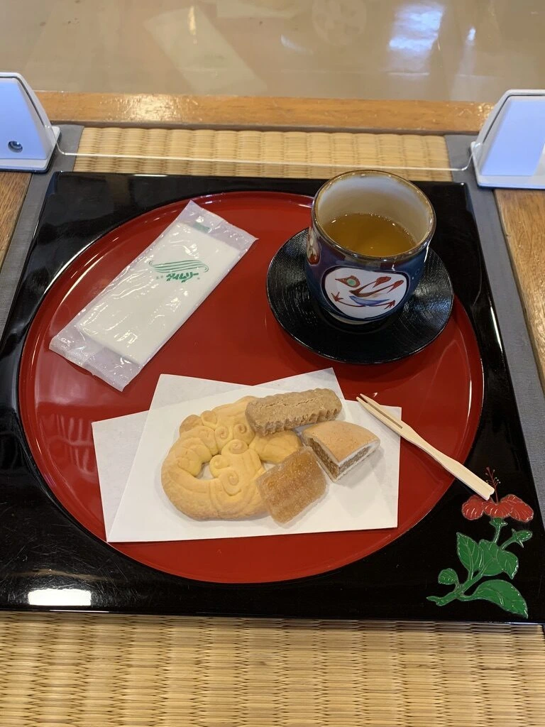 首里城の畳の部屋で出た、赤い丸盆にのったお茶と琉球菓子