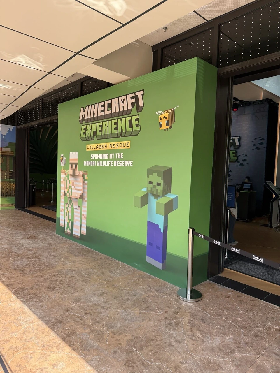 マンダイ・ワイルドライフ・リザーブのMINECRAFT EXPERIENCE VILLAGER RESCUEの入口の緑の看板