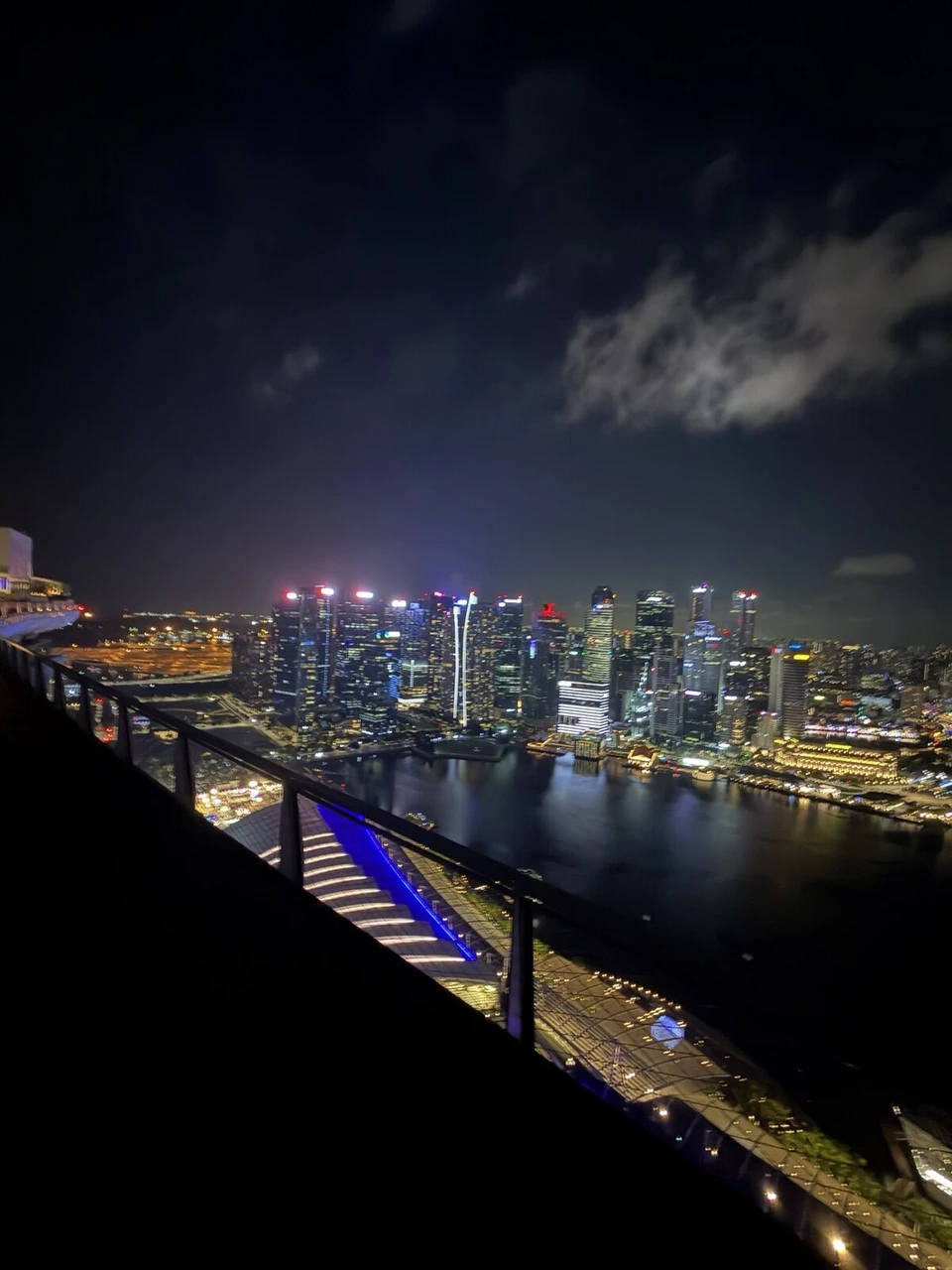 マリーナベイ・サンズ屋上の手すり越しに見たシンガポール金融街の夜景
