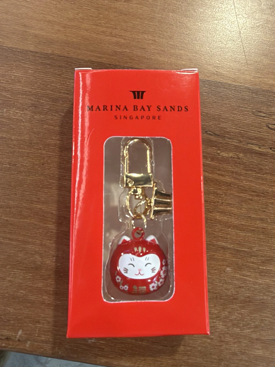 マリーナベイ・サンズの赤い箱入りの招き猫のキーホルダー