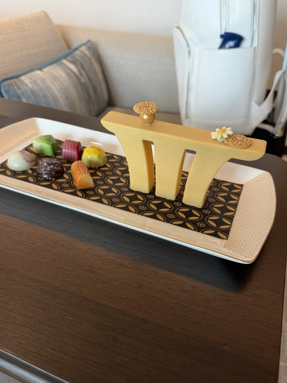 マリーナベイ・サンズの形をした金色の飾りとチョコレートのウェルカムスイーツ