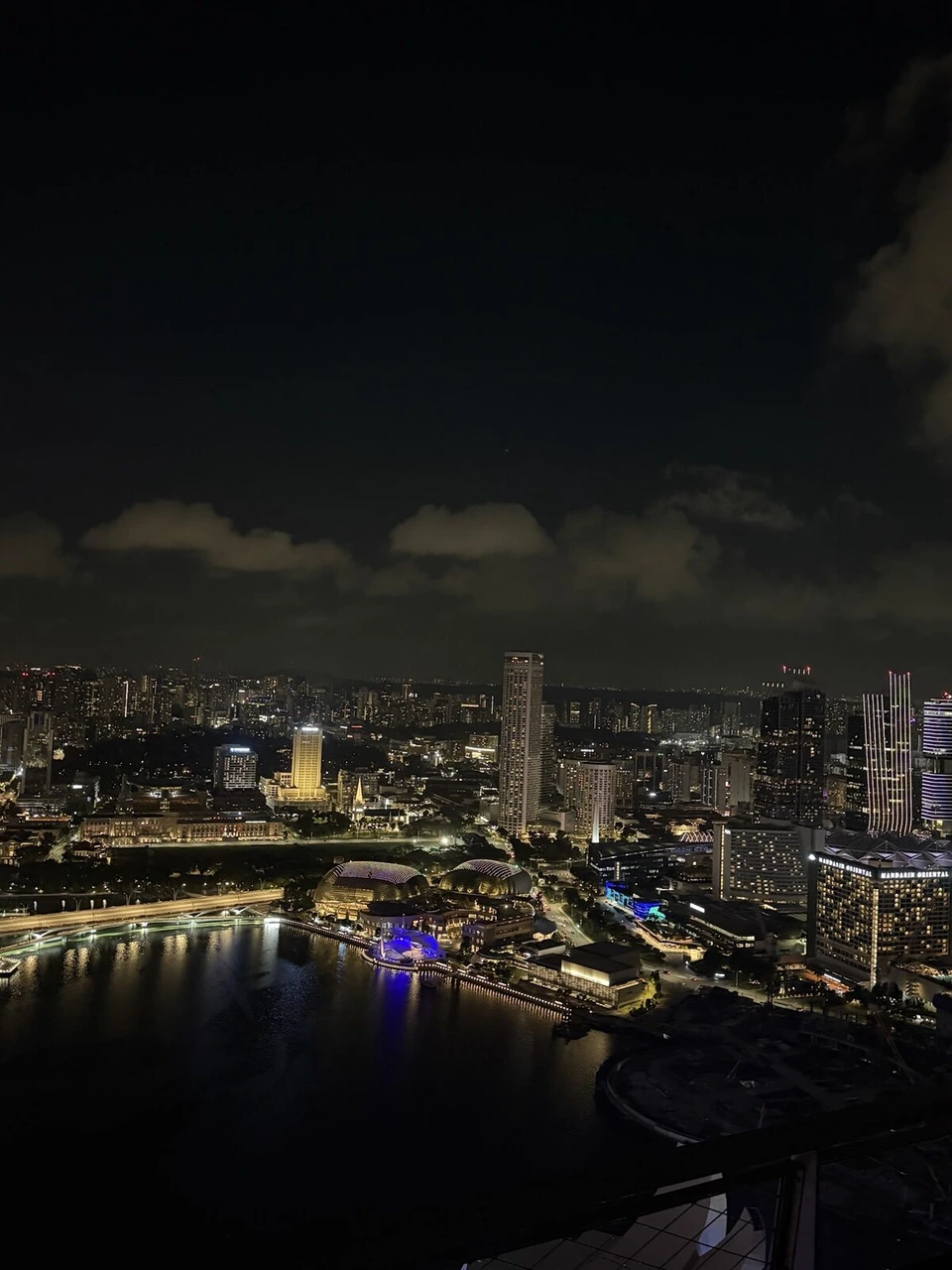 マリーナベイ・サンズ57階から見たマリーナベイとエスプラネードの夜景