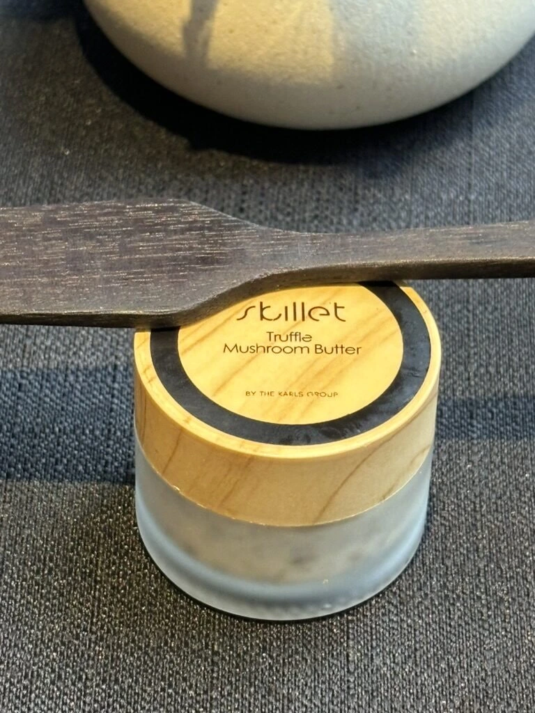 Skillet KLのバター。Skillet Truffle Mushroom Butterと書かれた木のふたの小瓶