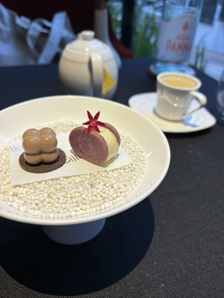 Skillet KLの最後のお皿。白い粒を敷いた器にのったチョコレート菓子2つとコーヒー