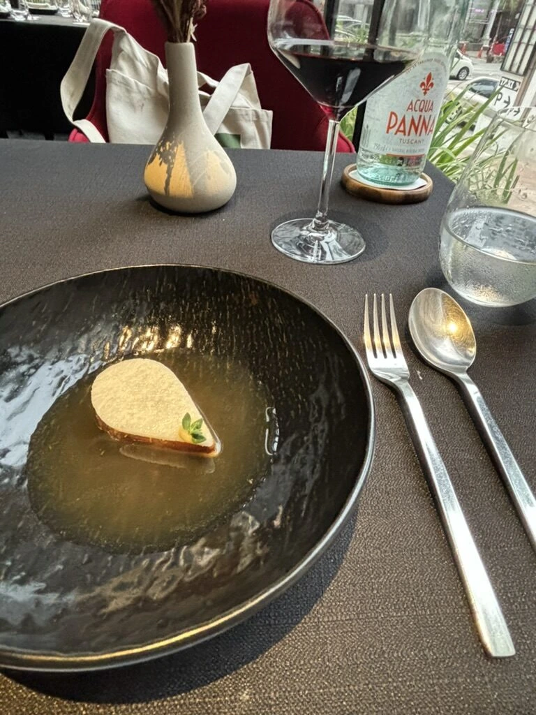 Skillet KLの黒い深皿。澄んだスープの中に置かれたしずく形のひと品