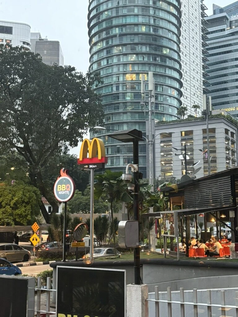 Skillet KL(旧店舗)の前の通りから見たマクドナルドの看板と高層ビル