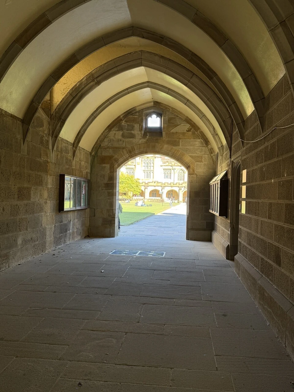 シドニー大学の砂岩のアーチの通路と、奥に見える中庭