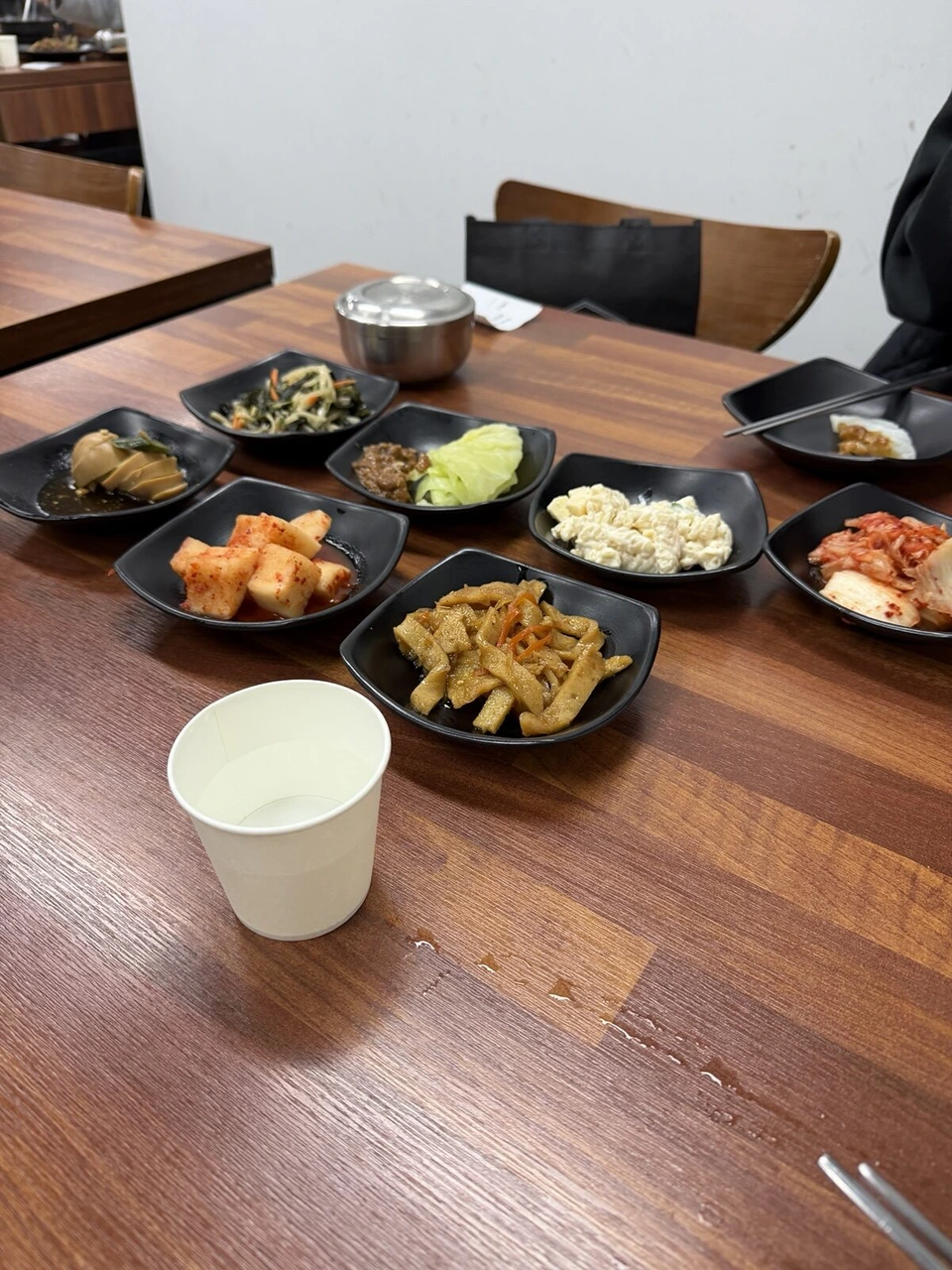 シドニー・タウンホール近くの韓国料理店で並んだ8種類のおかずの小皿