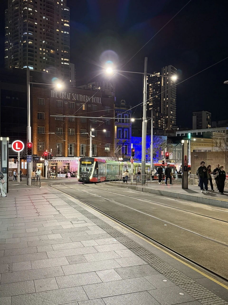 夜のヘイマーケットを走るL2 Randwick行きのライトレール