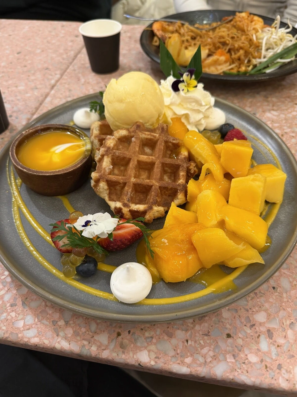 ヘイマーケットで食べたマンゴーアイスとメレンゲのワッフル