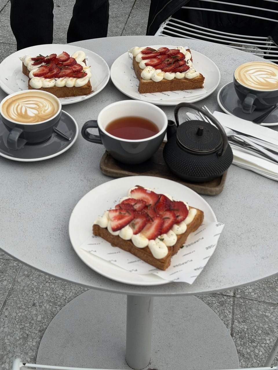 シドニーのA.P BAKERY(All Purpose Bakery)で並んだいちごのトースト3皿とカフェラテ、紅茶のポット