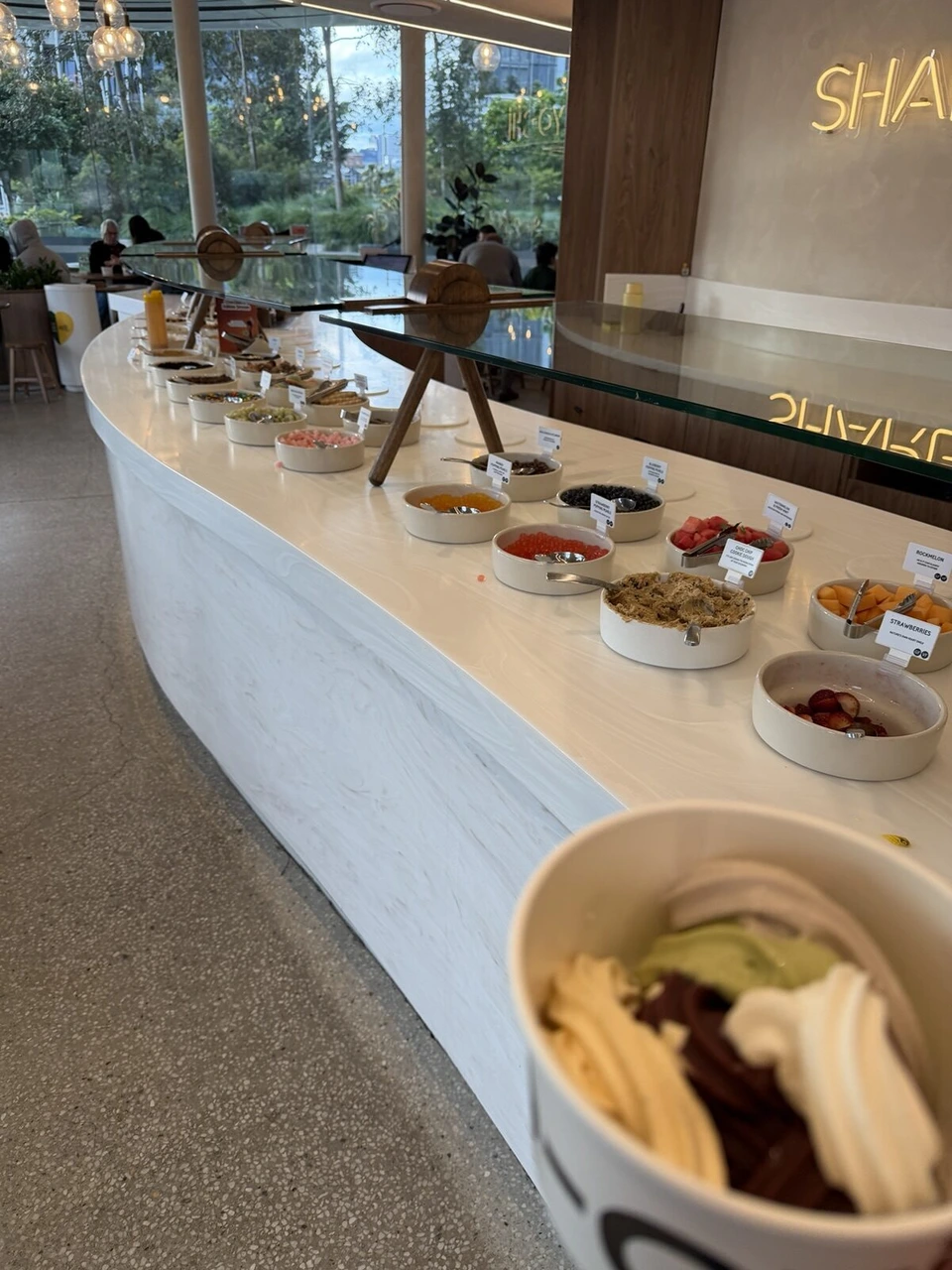 シドニー・バランガルーのセルフ式フローズンヨーグルト店のトッピングのカウンター