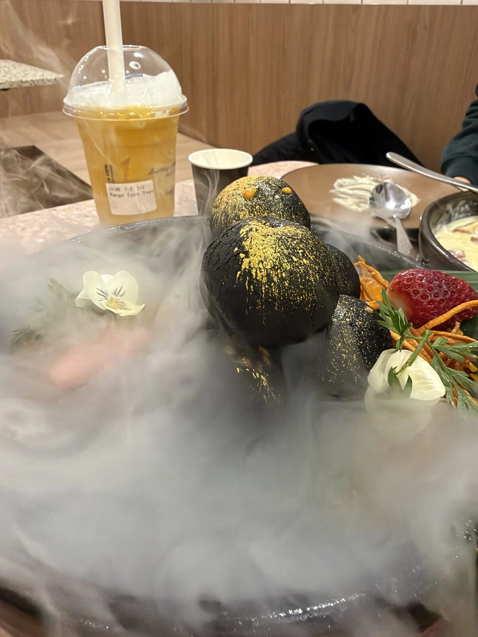 シドニー・ヘイマーケットで食べた、金箔をのせた黒い饅頭とドライアイスの煙