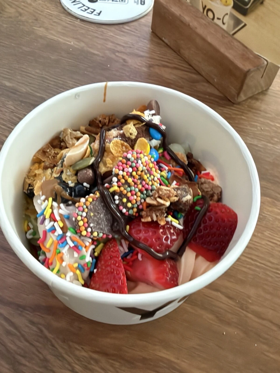 バランガルーで食べた、フルーツとチョコ、カラースプレーをのせたフローズンヨーグルト
