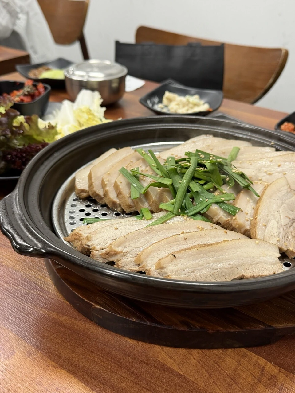 シドニーの韓国料理店で鍋に盛られたポッサム(ゆで豚)とにら