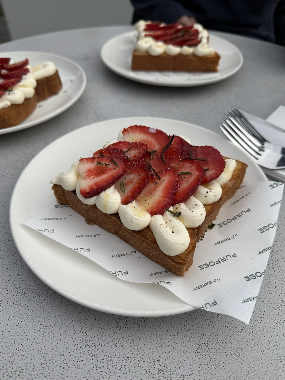 A.P BAKERY(All Purpose Bakery)のいちごとクリームのトースト