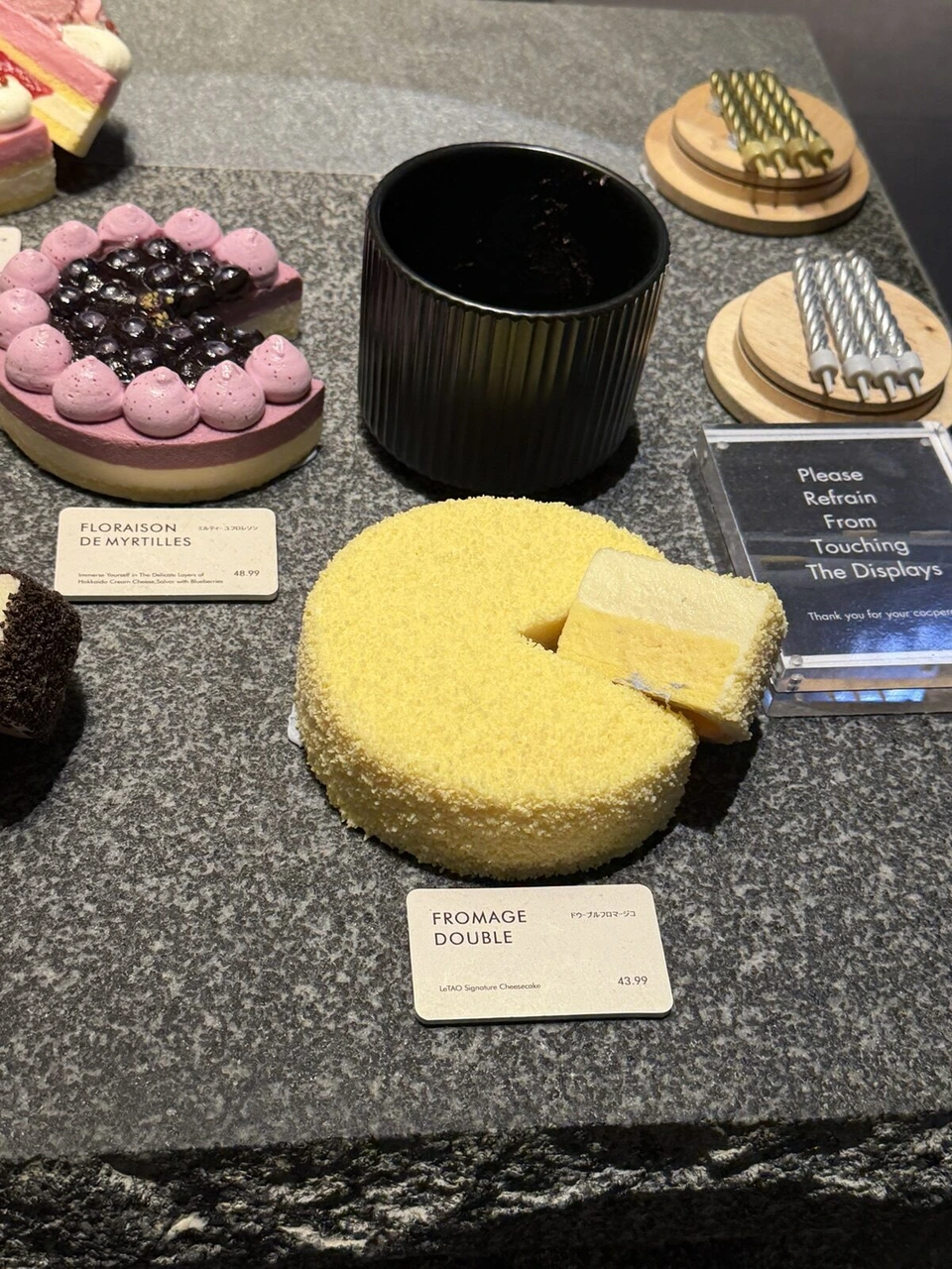 LeTAOの店のケーキの見本。FROMAGE DOUBLEとブルーベリーのタルト