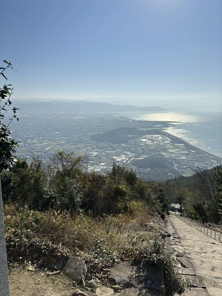 山頂から見下ろした観音寺の平野と、海岸沿いの砂浜