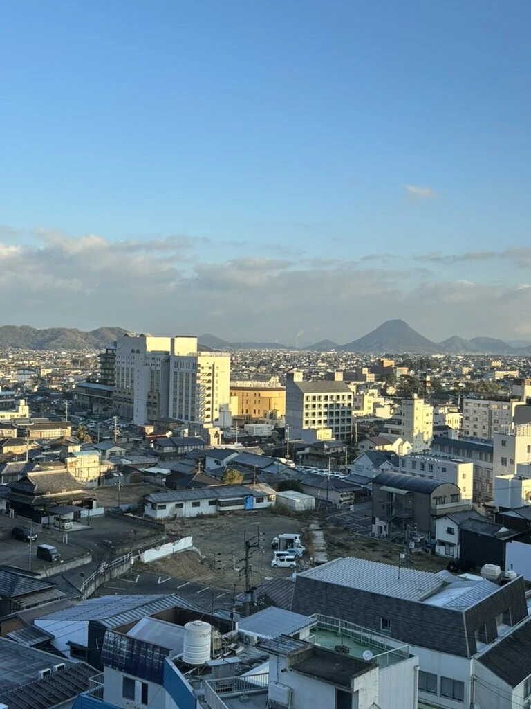 琴平グランドホテル 桜の抄の上の階から見た琴平の町並みと、奥の三角形の山