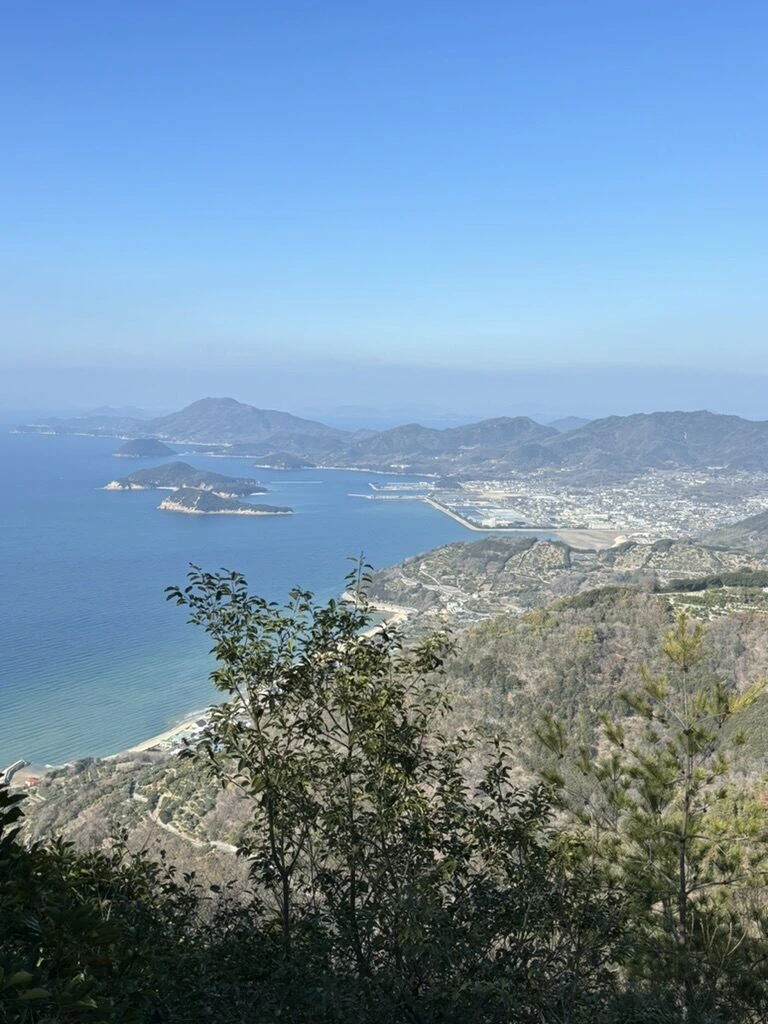 稲積山から見た青い海と島々、海沿いの町