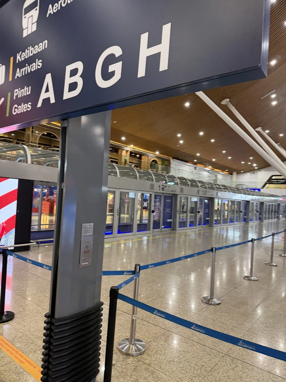 クアラルンプール国際空港のエアロトレイン乗り場。ABGHゲートの案内