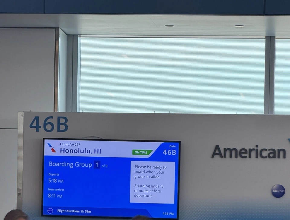ロサンゼルス空港46Bゲートの表示。ホノルル行き、Boarding Group 1