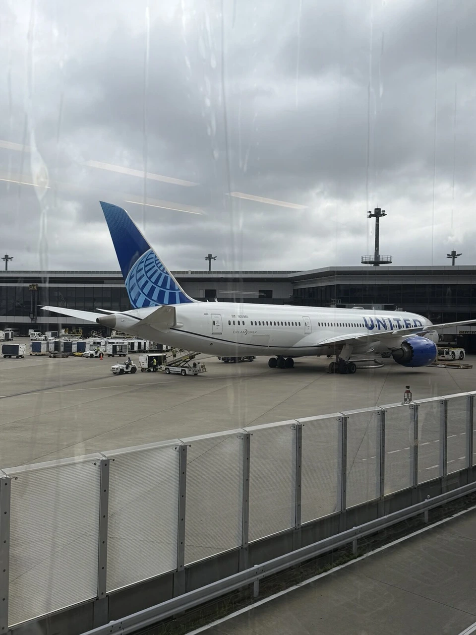 成田空港の窓の外に止まるユナイテッド航空のボーイング787