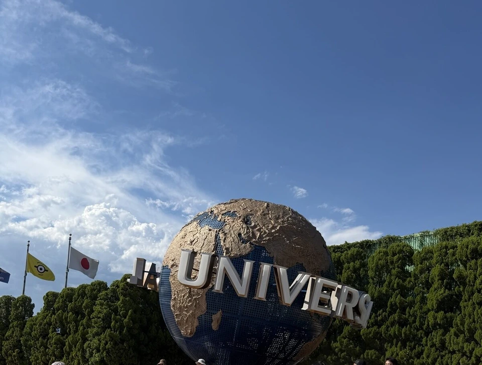 青空の下のユニバーサル・グローブ。地球儀にUNIVERSALの文字