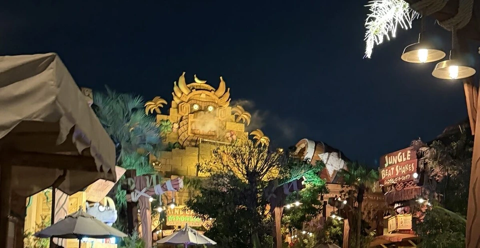 夜のドンキーコング・カントリー。ライトアップされた金色の神殿とJUNGLE BEAT SHAKESの看板